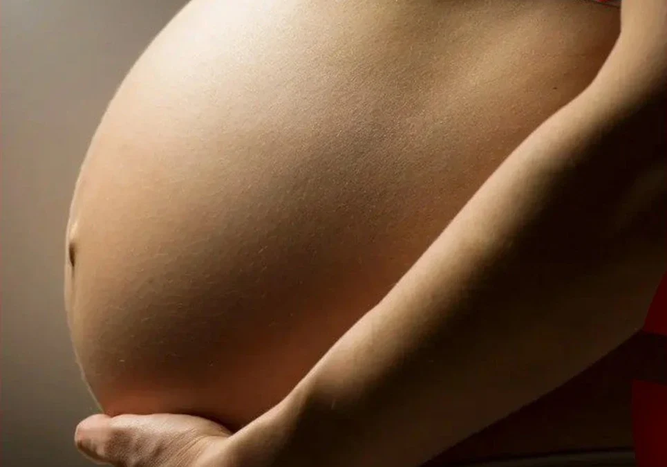Menos nacimientos y familias más chicas: la tasa de fecundidad cayó a 1,3 hijos por mujer en la Argentina.