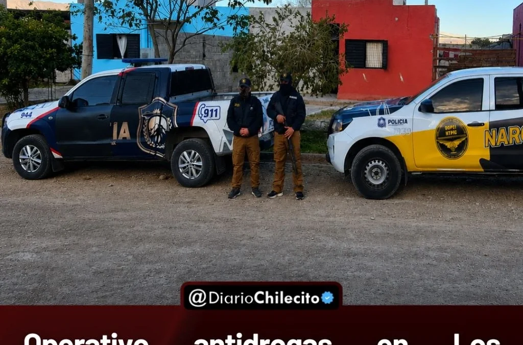 Operativo
antidrogas en
Los Sarmientos: hubo allanamientos en dos viviendas del Mirador del Velasco y tres personas quedaron detenidas.