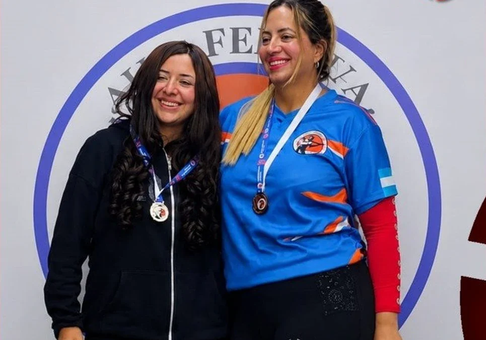Orgullo chileciteño: madre e hija conquistaron podios en las competencias de tiro en Chilecito y la Capital.