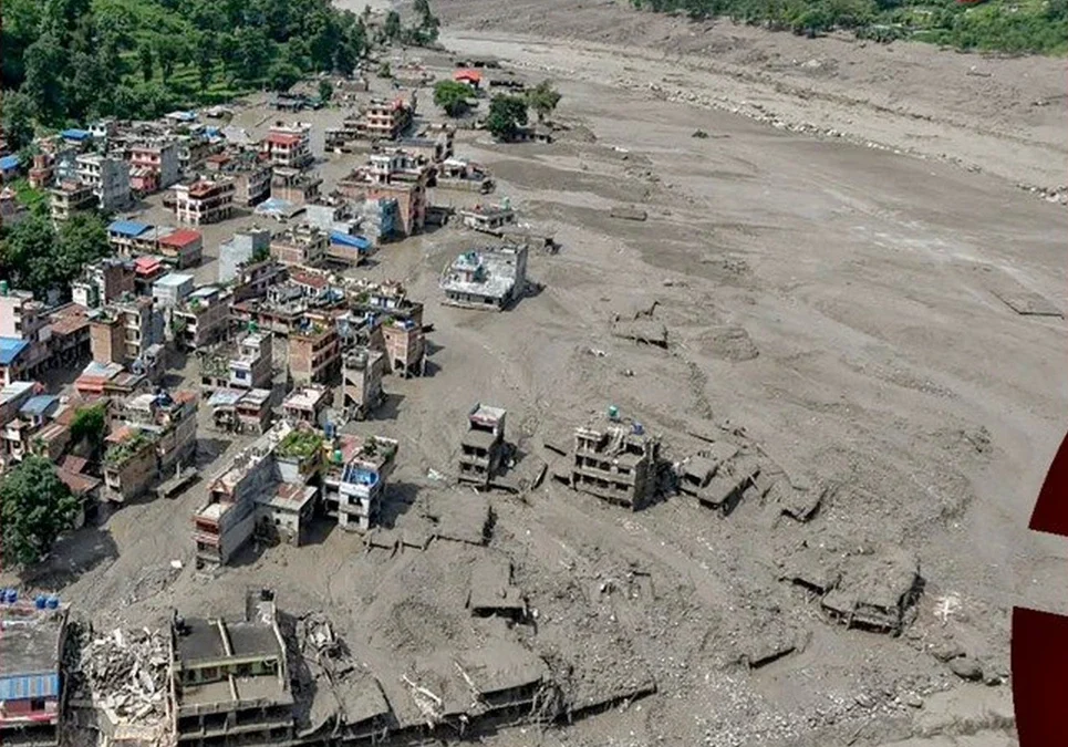 Tragedia en Nepal: la cifra de muertos supera los 900 y buscan a más de 4.000 desaparecidos tras el desborde del glaciar.