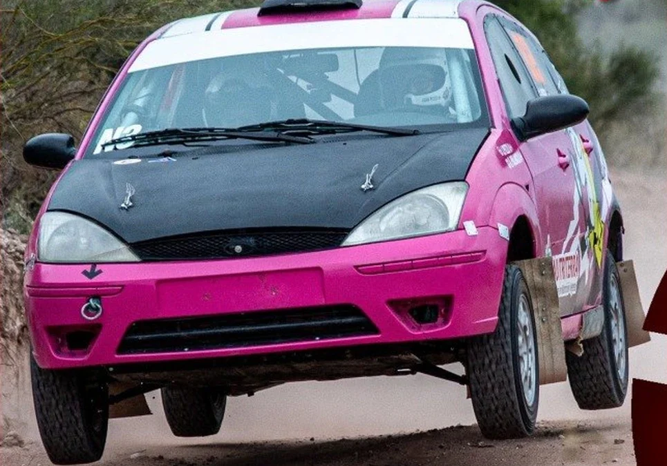 Tras subir al podio con la suspensión rota, el piloto Juan Pizzo defenderá el liderazgo del Rally Riojano en Sanagasta.