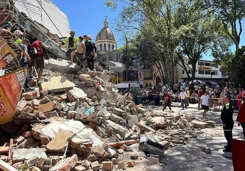Un potente terremoto de magnitud 7,4 sacudió el oeste de Colombia y causó decenas de muertos y destrozos.