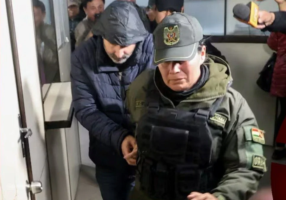 Una “granja de bots” apareció en un allanamiento a Cerimedo: investigan equipos capaces de manejar cuentas falsas en redes.