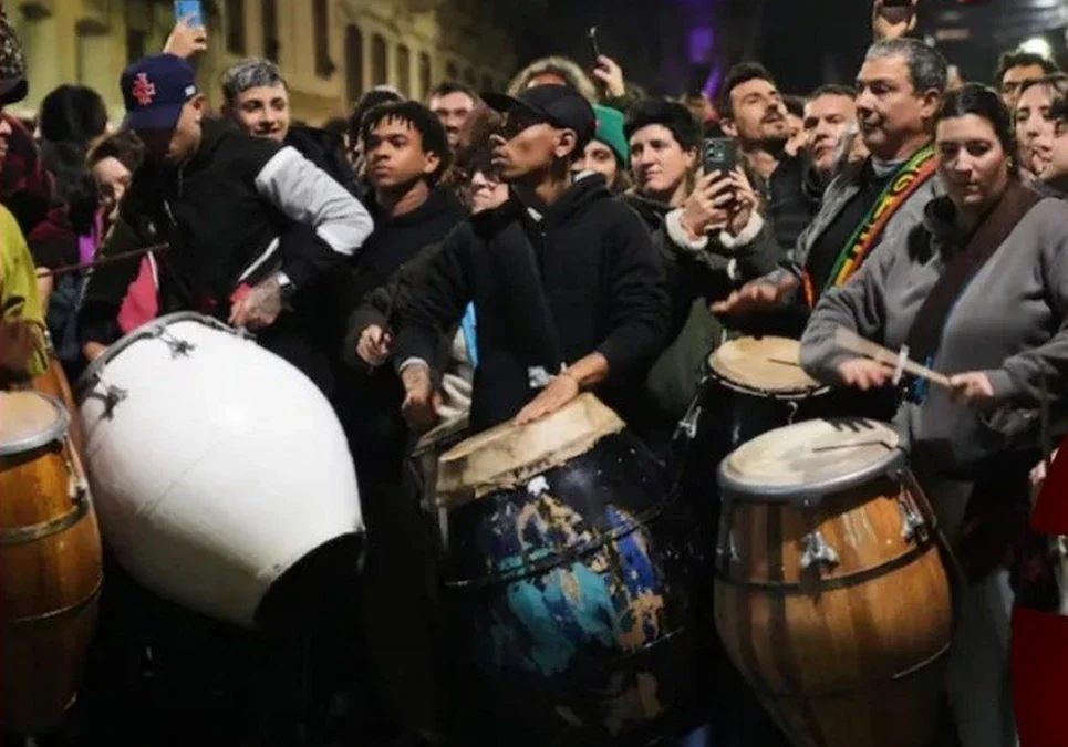 Uruguay de luto: miles de personas salieron a las calles de Montevideo para darle el último adiós a Rubén Rada.