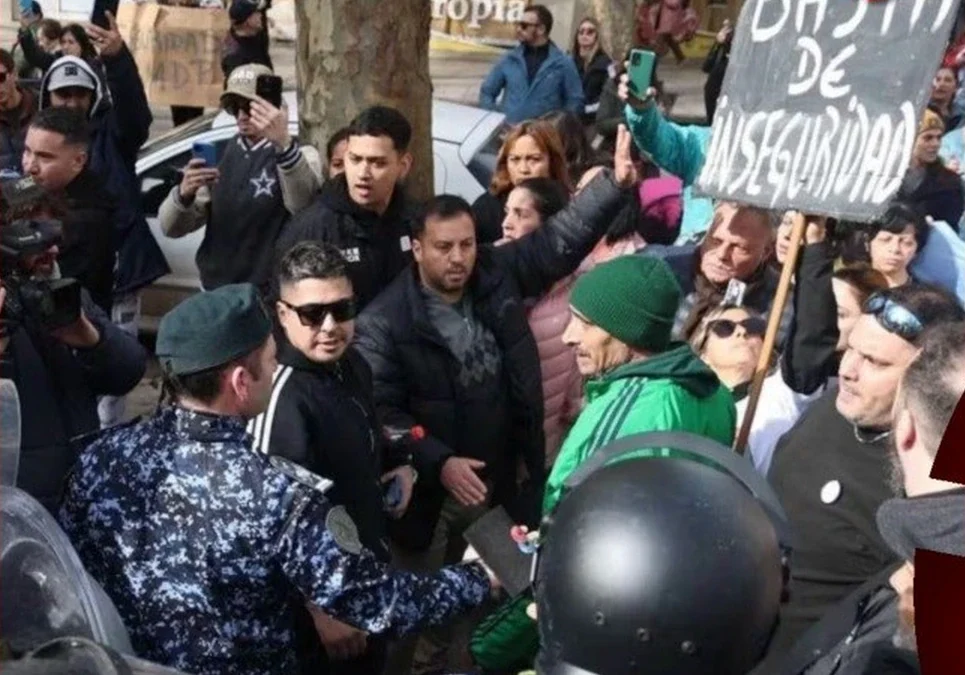 Vecinos se enfrentaron con la policía durante una marcha por seguridad frente a la Jefatura Departamental de Mar del Plata, Buenos Aires.