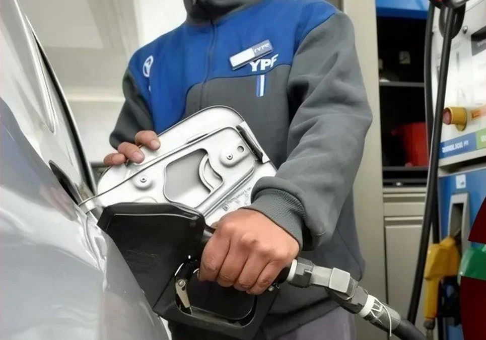 Aumentos de combustibles en la mira: el presidente de YPF explicó cómo funciona el esquema para evitar subas bruscas en el surtidor.