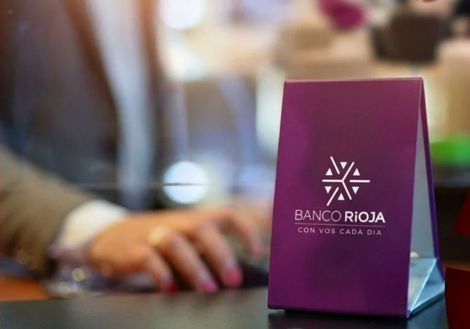 Banco Rioja bajó 20 puntos las tasas y habilitó refinanciar deudas de tarjetas en hasta 36 cuotas fijas.