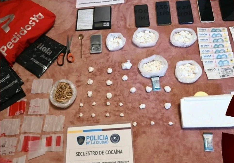 Detuvieron a tres integrantes de una banda narco en el barrio porteño de Flores con un kilo y medio de cocaína.