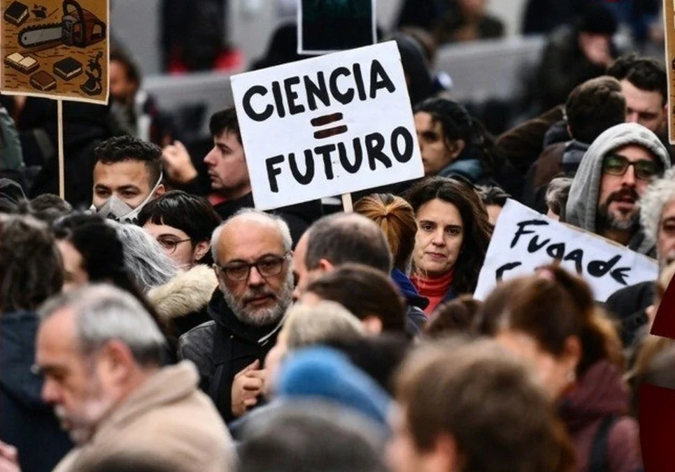 El investigador Rodrigo Quiroga advirtió que el ajuste presupuestario en el CONICET busca desmantelar la estructura científica nacional.