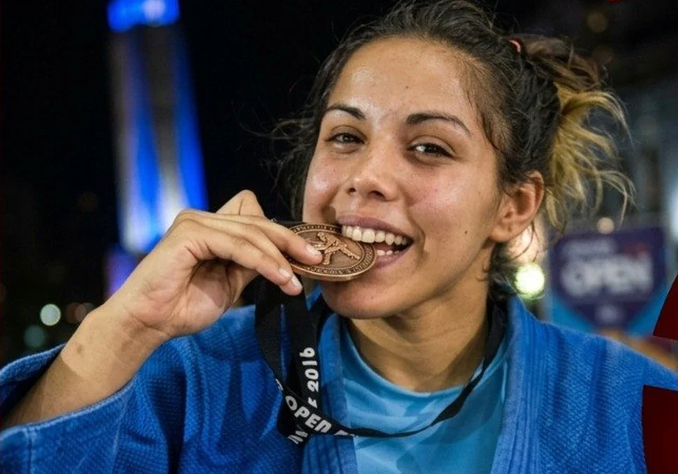 «El lunes tengo que ir a buscar laburo»: la judoca Agustina De Lucía ganó la medalla de plata en los ODESUR pero afronta la quita de su beca.