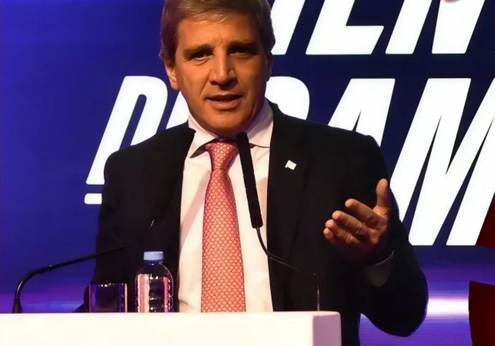 El titular de Economía afirmó que la pobreza se redujo, aunque reconoció que llevará tiempo la recuperación de los ingresos.