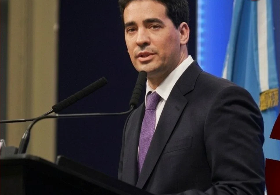 El vocero presidencial afirmó que la pobreza se redujo a la mitad y destacó el impacto positivo en el turismo y la aviación.