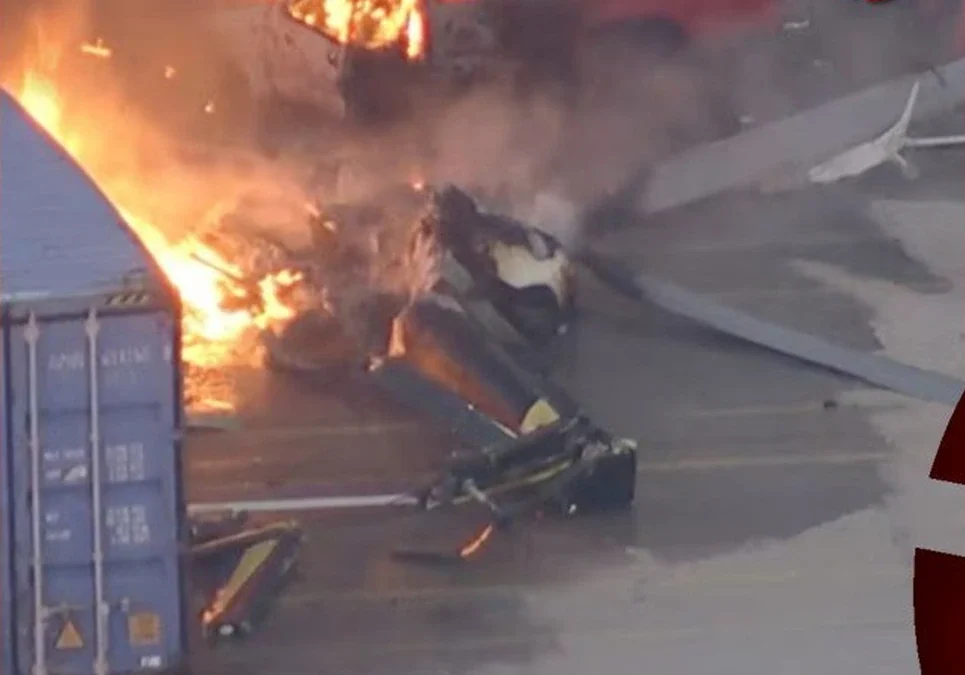 Estados Unidos: Un helicóptero de noticias se estrelló y se incendió en un centro comercial de Los Ángeles, mientras cubría un accidente de tránsito.