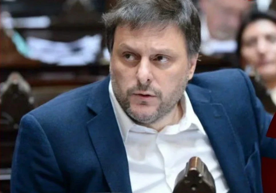 Leandro Santoro afirmó que Javier Milei anulará la ley contra los abusos financieros debido a su ideología económica.