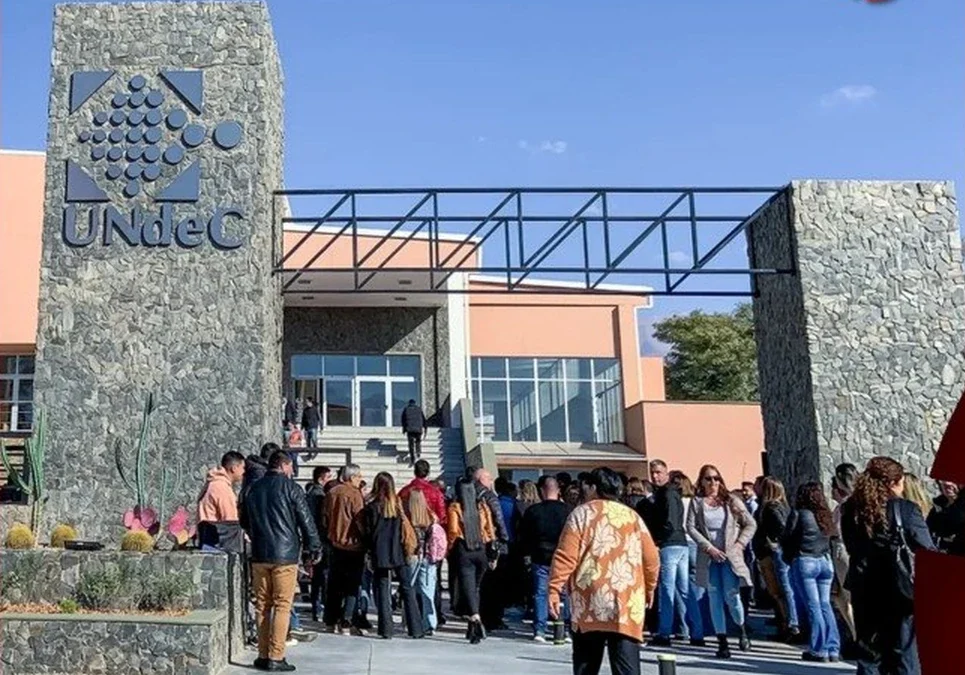 Más de 150 vecinos recibieron sus diplomas de oficios en la UNdeC y abrió la cursada de nuevas propuestas formativas en Chilecito.
