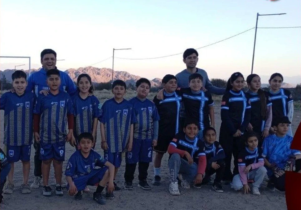 Presentaron la nueva indumentaria de la escuelita de fútbol en el Barrio Esteban Inestal y piden obras de alumbrado.