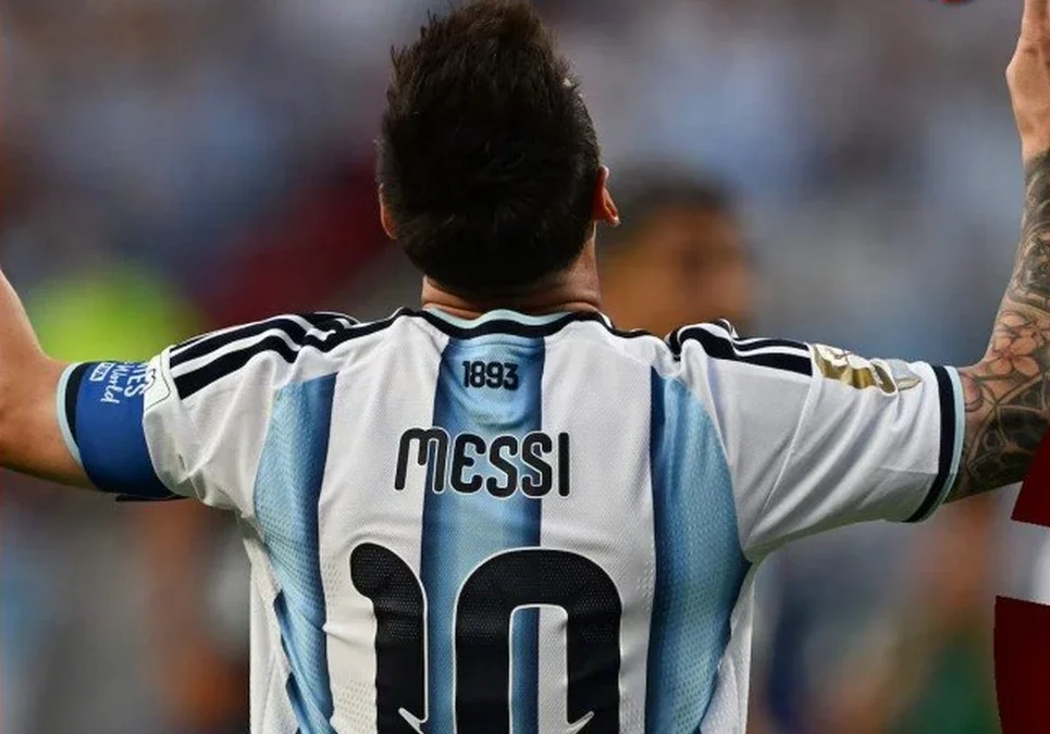 Scaloni respaldó el lugar de Lionel Messi en la Selección: “Hasta que sea el partido de Leo no le daremos la camiseta 10 a nadie”.