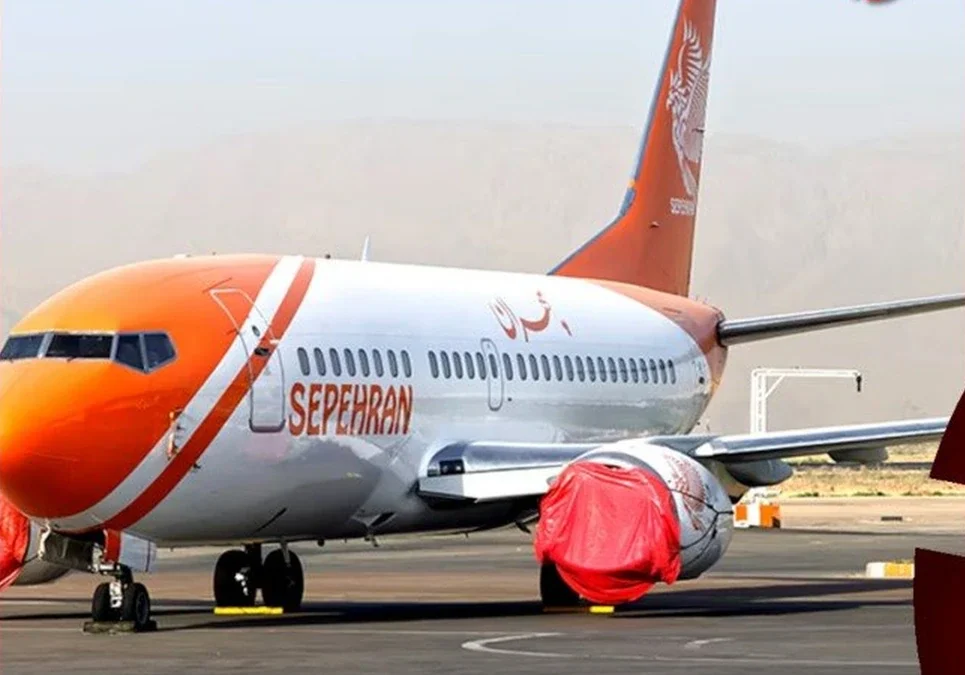 Un avión debió aterrizar de emergencia en el noroeste de Irán tras sufrir graves daños estructurales en el aire.