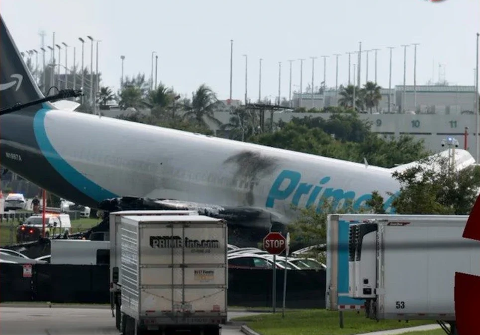 Un Boeing 767 de Amazon se incendió tras salirse de la pista en el Aeropuerto de Miami: hay 5 muertos y 5 heridos.