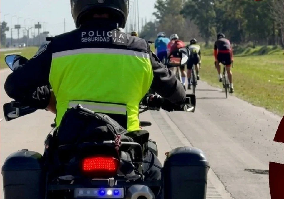 Violento accionar policial en Buenos Aires: un ciclista denunció que una moto de la fuerza lo embistió de atrás en la ruta.