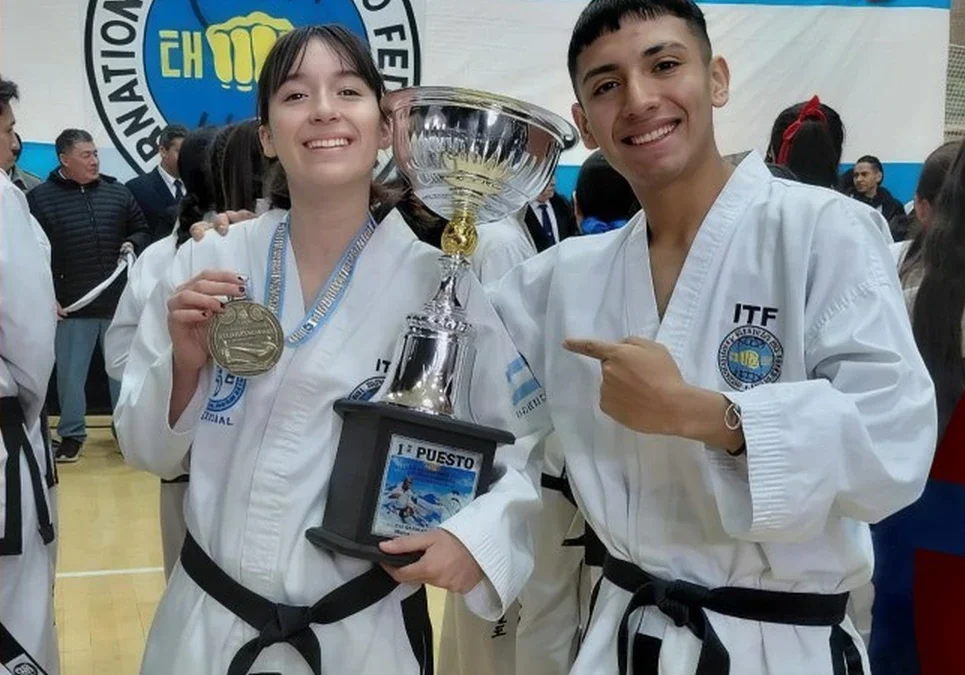 Abril Brizuela y Santiago Flores necesitan apoyo para viajar al Mundial de Taekwondo ITF en Bulgaria y organizan una peña a beneficio.