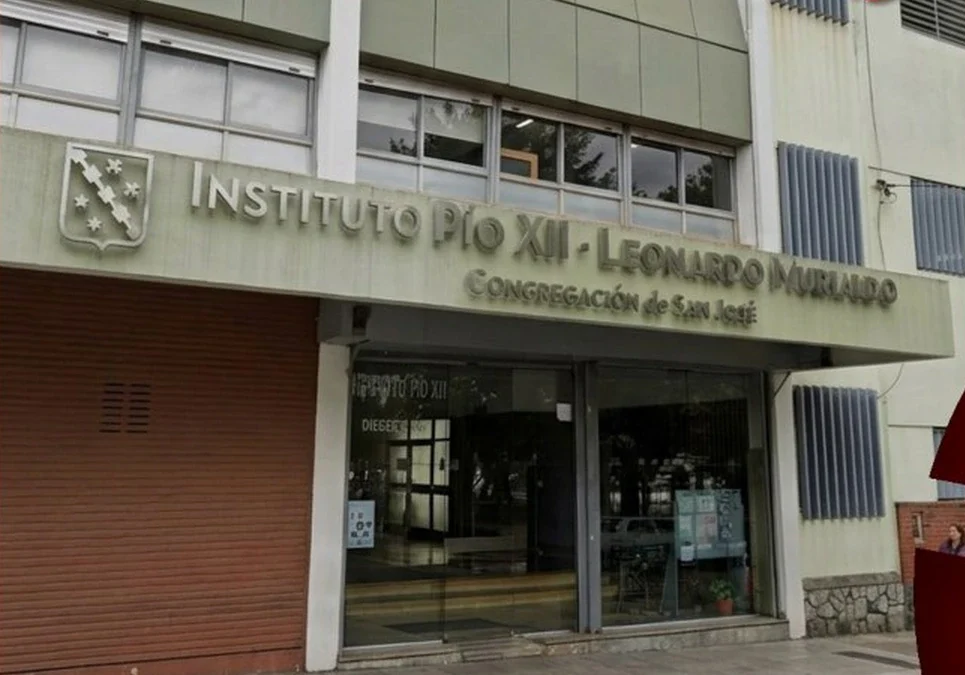 Buenos Aires: Denuncian que alumnos usaron inteligencia artificial para crear y vender imágenes manipuladas de chicas de un colegio.