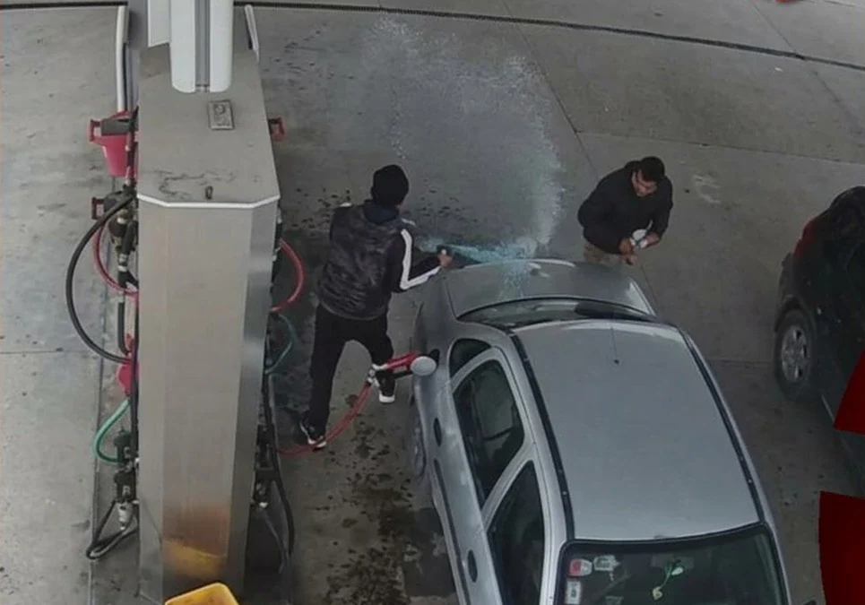 Buenos Aires: un joven de 20 años roció con nafta un auto e intentó incendiar una estación de servicio.