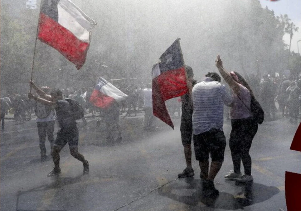 Chile: Estudiantes y policías se enfrentaron en Santiago durante una marcha contra los eventuales recortes a la educación del Presupuesto 2027 de Kast.
