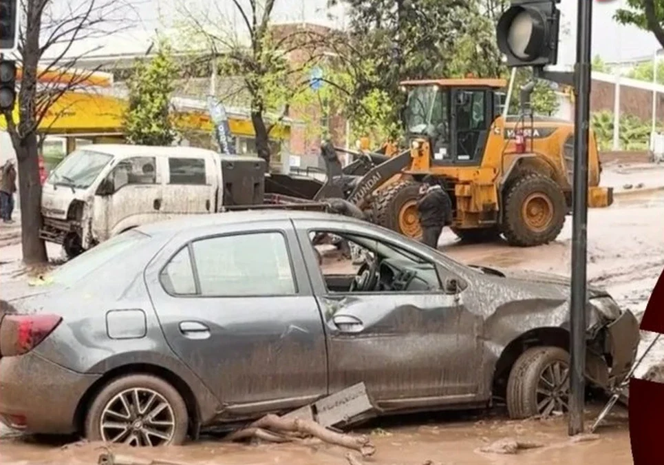 Chile: un aluvión dejó seis heridos, incluido un bebé de un año, y obligó a declarar zona de catástrofe en Las Condes.