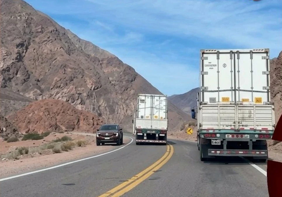 “De milagro no terminó en tragedia”: un camión sobrepasó con doble línea amarilla y un auto debió esquivarlo en Mendoza.
