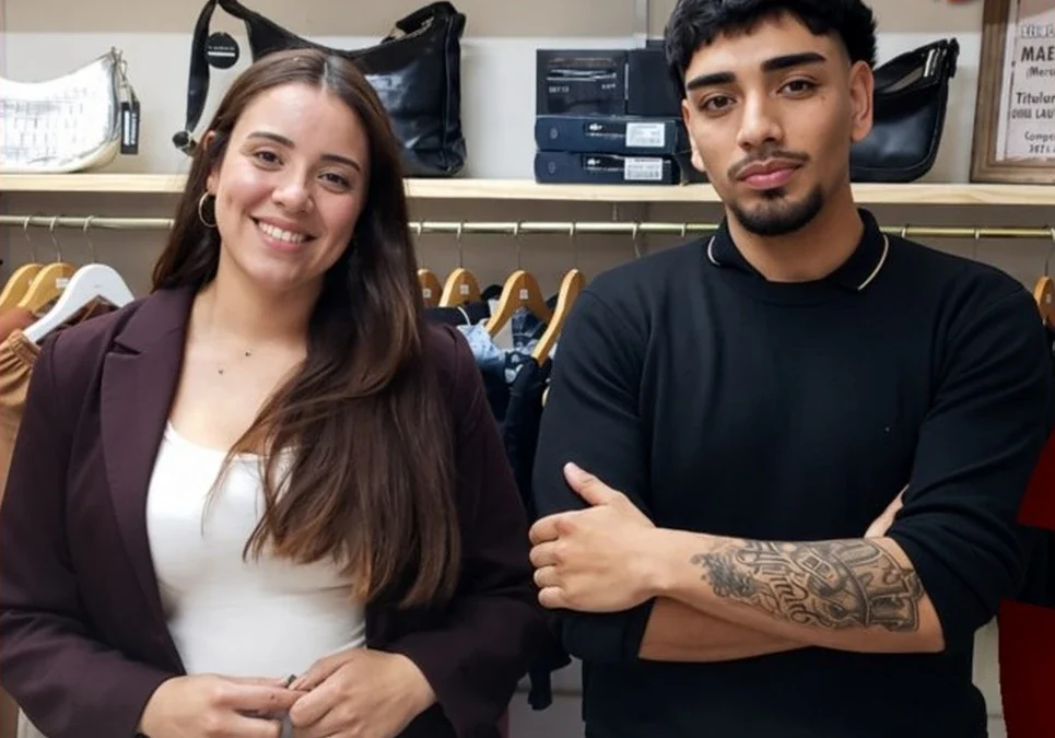 Dos jóvenes transformaron la incertidumbre laboral en una oportunidad y abrieron su local de ropa.