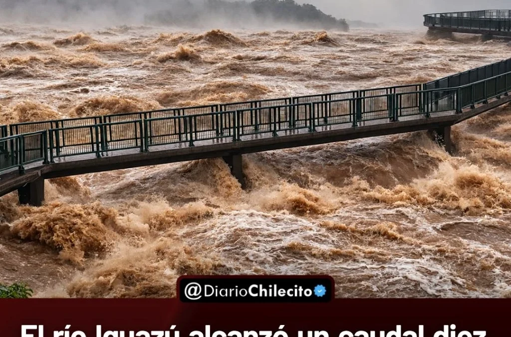El río Iguazú alcanzó un caudal diez veces superior al habitual y obligó a cerrar circuitos turísticos en las Cataratas, y dos puentes.