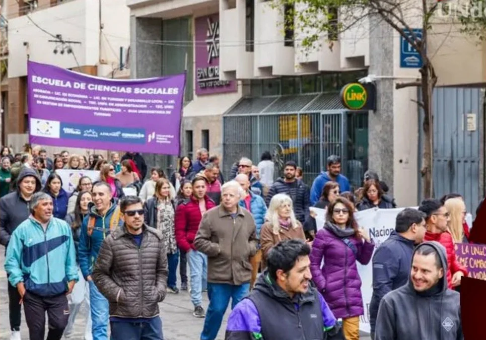 El rector de la UNdeC denunció el incumplimiento de la ley universitaria y afirmó que el jefe de Gabinete enfrenta multas de $100.000 diarios.