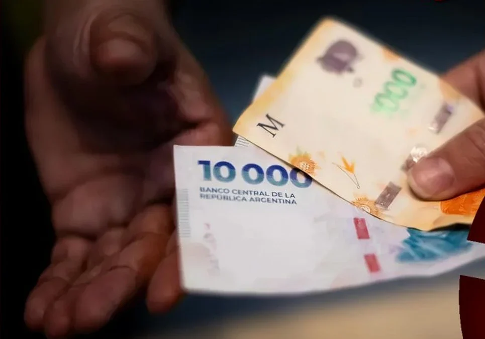 “Hago changas por $25.000 al día y no me alcanza”: el crudo testimonio de un hombre en la fila por trabajo en Buenos Aires.