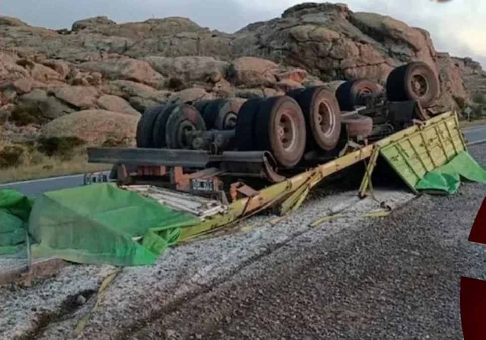 Impresionante vuelco de un camión con fertilizantes en las Altas Cumbres, Córdoba: el conductor salió ileso.