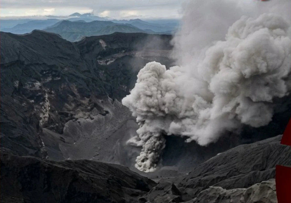Indonesia: una excursión a una zona restringida del volcán Dukono terminó con tres turistas muertos y cinco heridos tras la erupción.