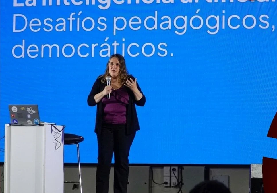 Inteligencia artificial en las aulas: una jornada en La Rioja puso el foco en los desafíos para docentes, estudiantes y familias.