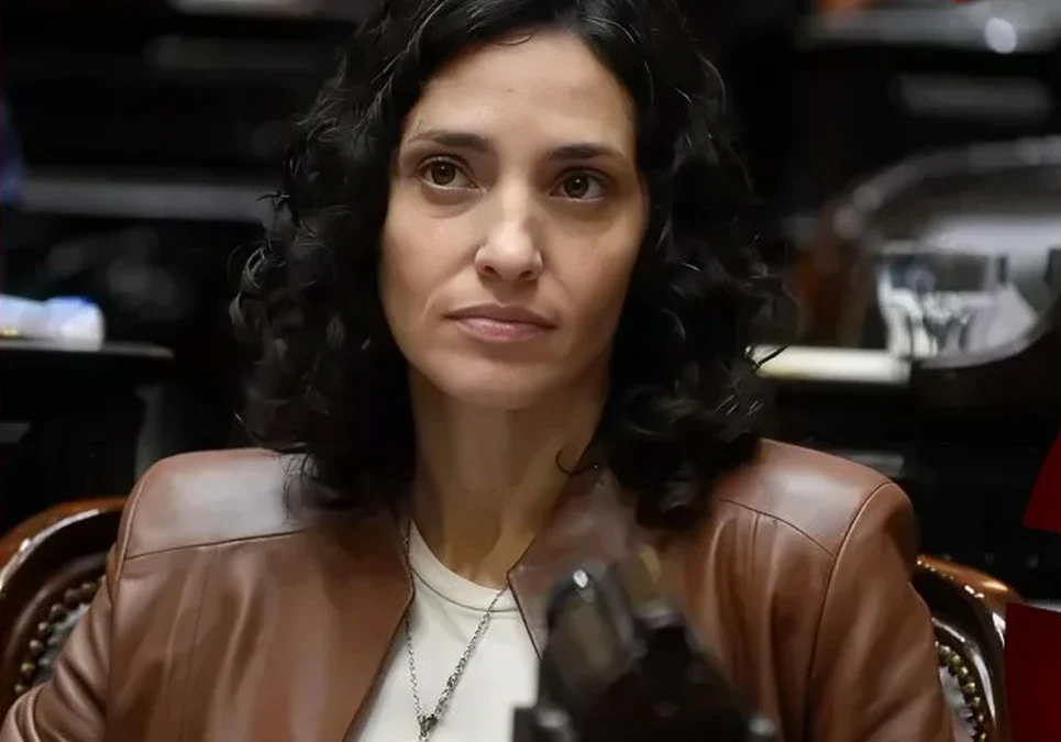 La diputada nacional Paula Penacca cuestionó el modelo de Milei por favorecer a la economía financiera mientras la caída del consumo golpea a comercios y empresas.