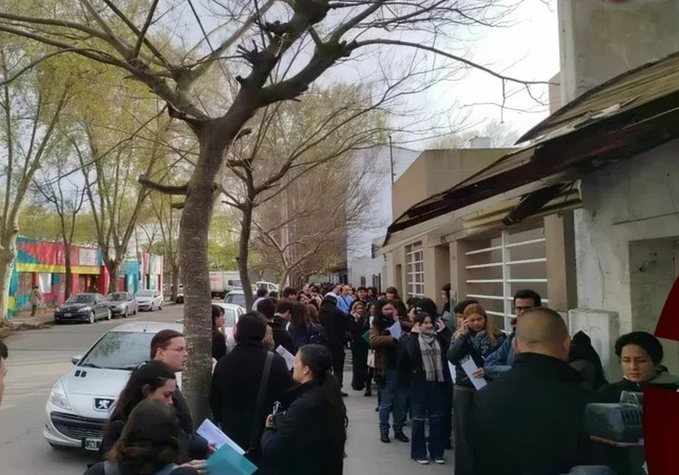 La fila dio la vuelta a la manzana: personas pasaron la noche para conseguir uno de los 70 empleos del nuevo recinto de recitales de Mar del Plata.