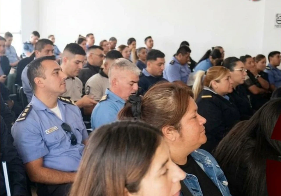 Policías de Chilecito se capacitan en la Ley Micaela para incorporar perspectiva de género y herramientas de prevención de la violencia contra las mujeres.