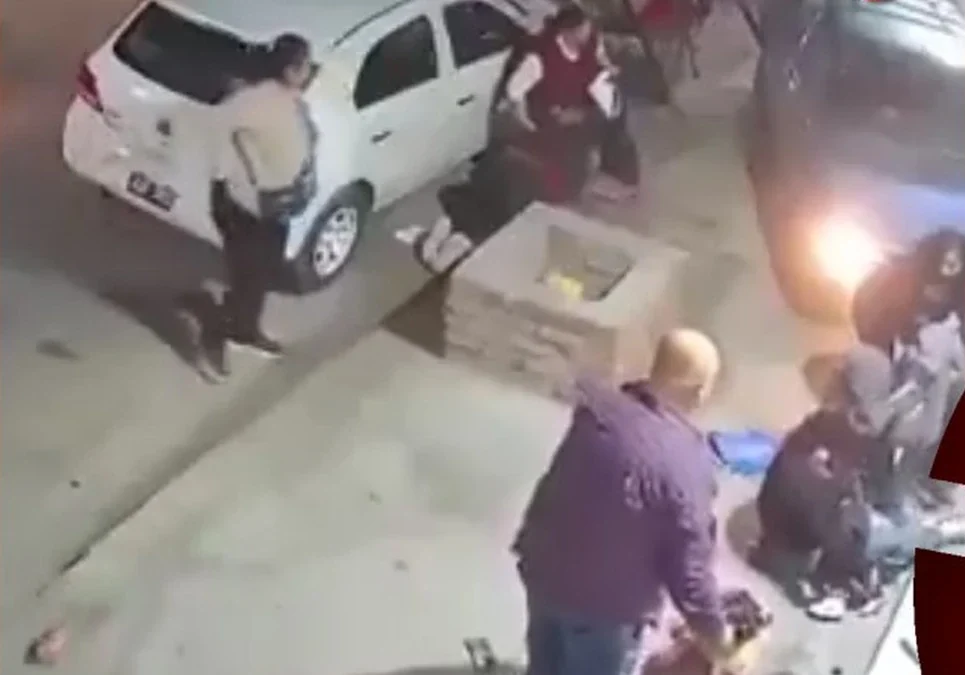 Salta: un conductor de 80 años perdió el control del auto y atropelló a 13 personas en una vereda.