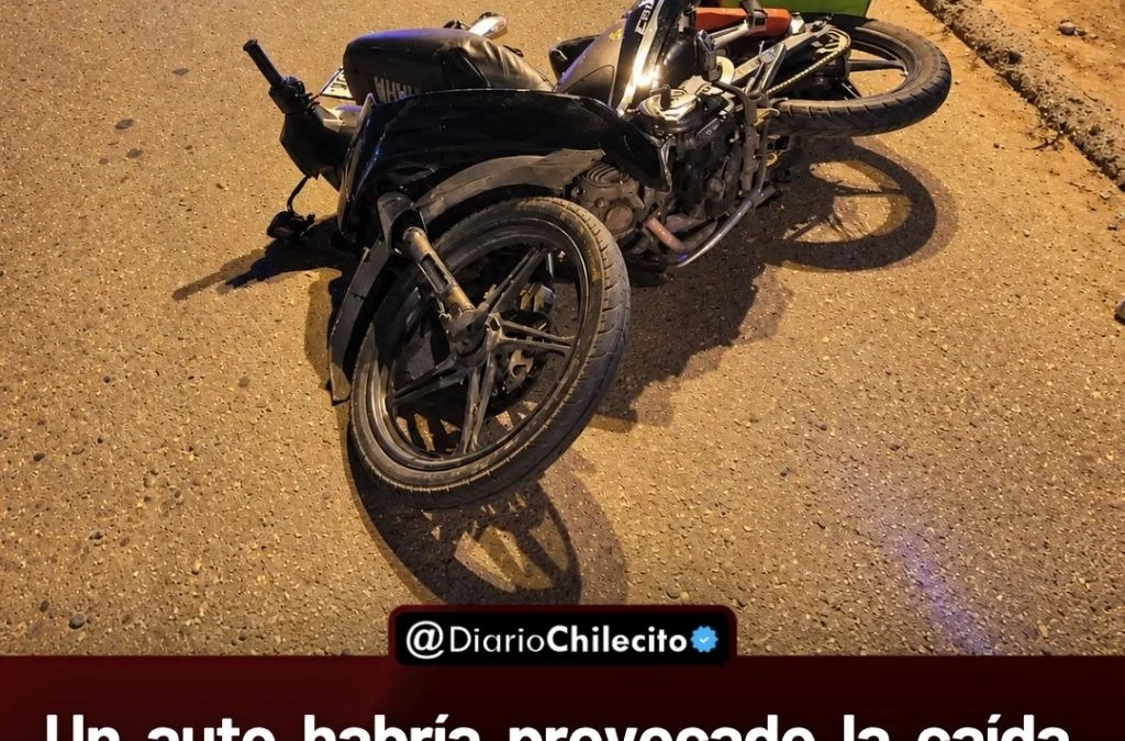 Un auto habría provocado la caída de un motociclista de 18 años en Circunvalación tras una mala maniobra: el conductor huyó y el joven sufrió una fractura.