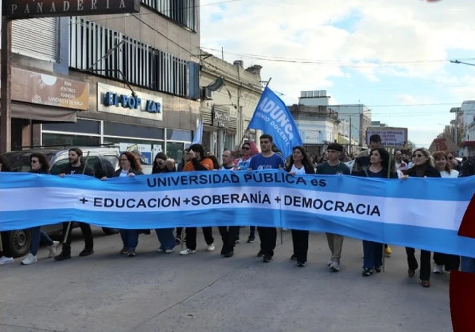 Un docente universitario con 40 años de antigüedad reveló que cobra $700.000 y reclamó financiamiento para las universidades.