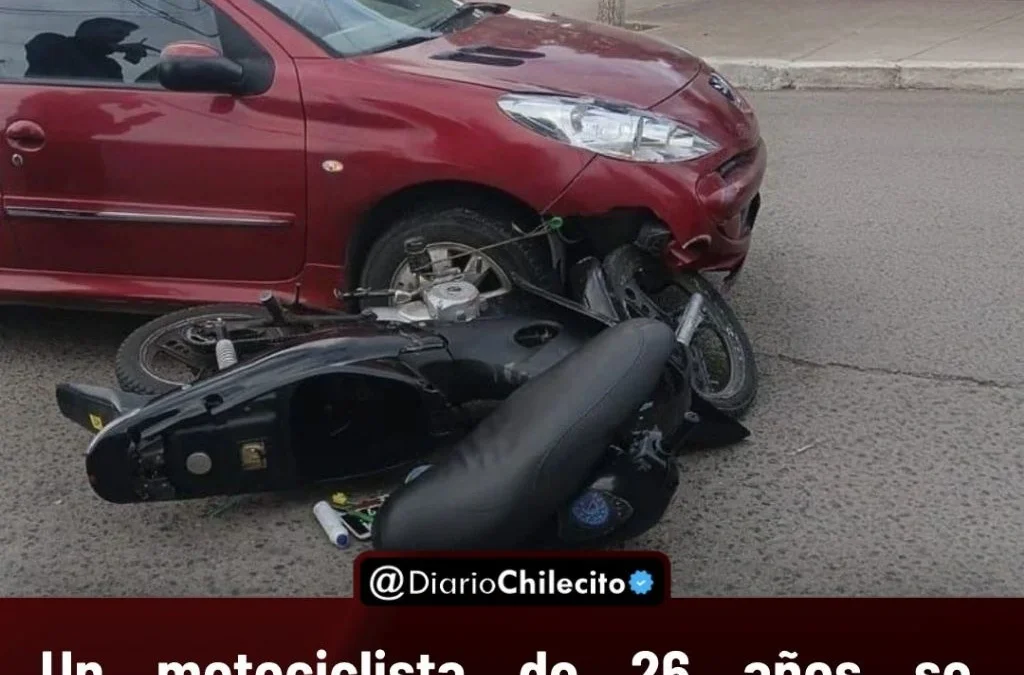 Un motociclista de 26 años se fracturó la nariz al chocar con un Peugeot 207 en Santo Domingo y Martín Güemes