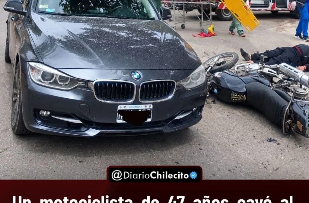 Un motociclista de 47 años cayó al asfalto y sufrió una fractura de clavícula tras una colisión con un BMW gris