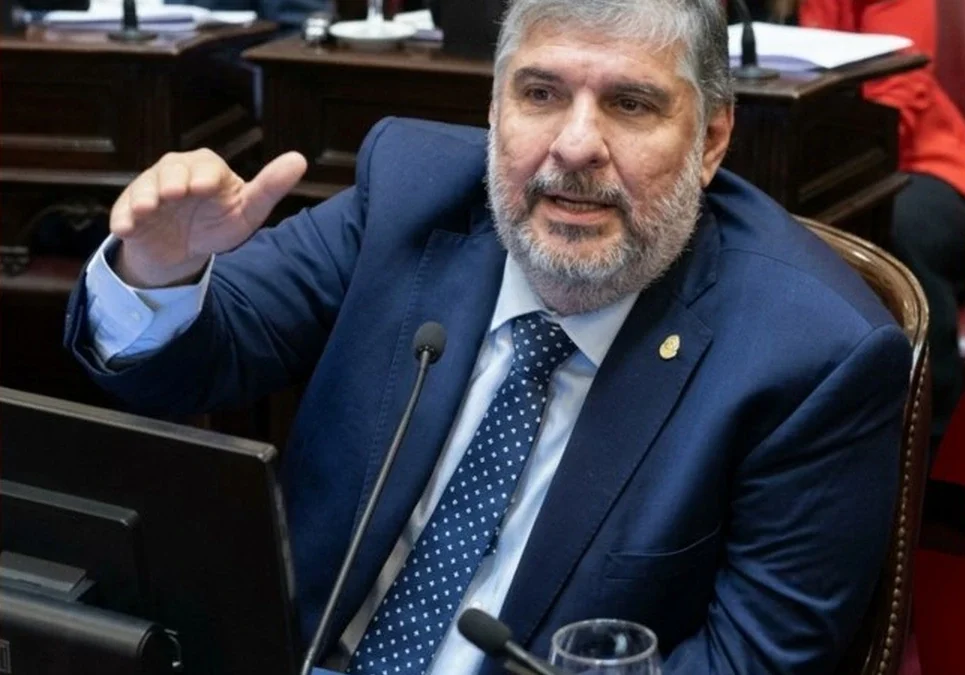 Un senador acusó a Milei de aumentar la deuda del Estado, que creció más de US$31.500 millones en 2026 y llegó a US$486.628 millones.